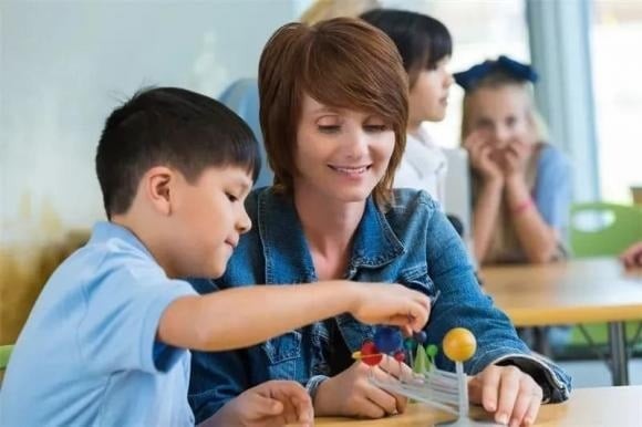 Thay vì trấn an hay ép con phải cố gắng hơn sau thất bại, hãy giúp trẻ tự đánh giá: “Con thấy phần nào con làm tốt nhất?” hoặc “Lần sau muốn làm tốt hơn, con nên cải thiện chỗ nào?”. 