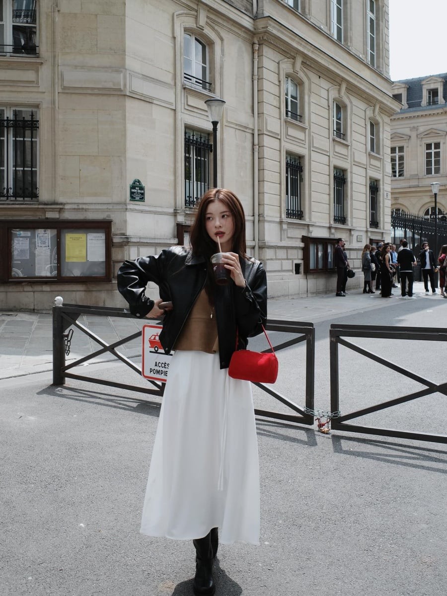 Sự kết hợp giữa chân váy dài và boots đã trở thành một xu hướng được lan truyền rộng rãi trong vài năm qua.