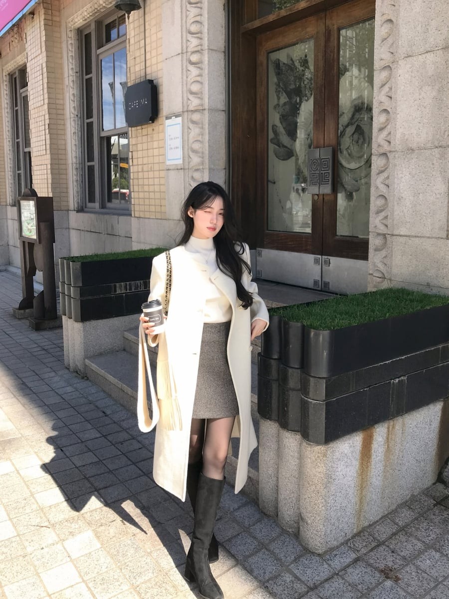 Chân váy ngắn phối cùng boots cao cổ đang là một trong những công thức thời trang nổi bật nhất mỗi mùa lạnh.