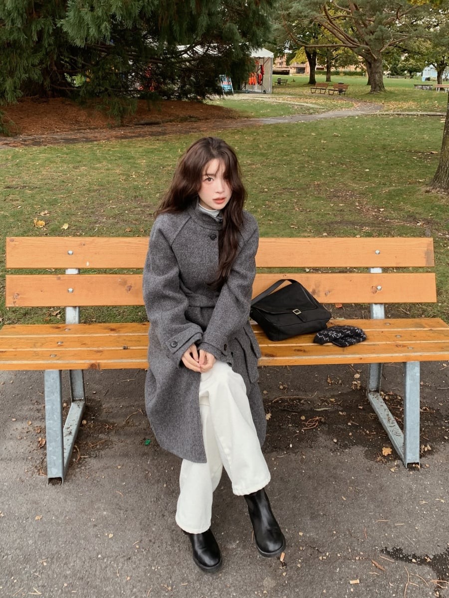 Không chỉ chân váy, boots còn rất hợp đi cùng quần ống đứng, đặc biệt khi bạn hướng đến phong cách thanh lịch và chỉn chu.