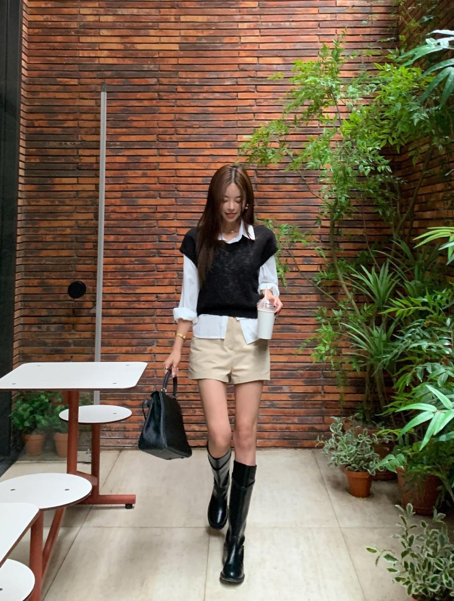 Quần short kết hợp cùng boots mang đến vẻ ngoài phóng khoáng, trẻ trung và có khả năng tôn dáng rất tốt. 