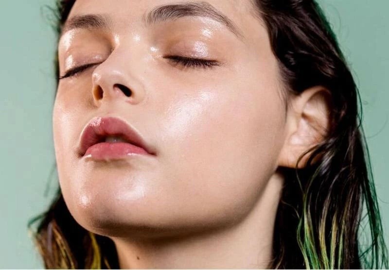 Một phương pháp khác có thể áp dụng là dùng phấn rôm với lượng nhỏ để kiểm soát sự bóng dầu tức thì; dù đơn giản nhưng khá hiệu quả nếu sử dụng đúng cách.