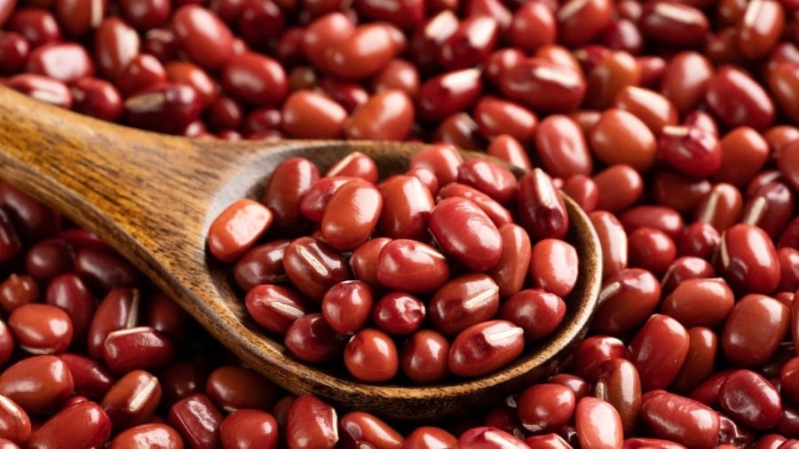 Bạn có thể đặt đậu đỏ dưới gối để thu hút tài lộc, cải thiện đường tình duyên.