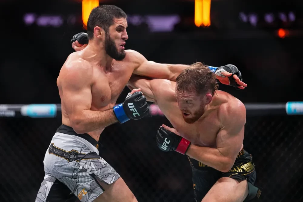 Islam Makhachev và Jack Della Maddalena trong trận đấu tại UFC 322.
