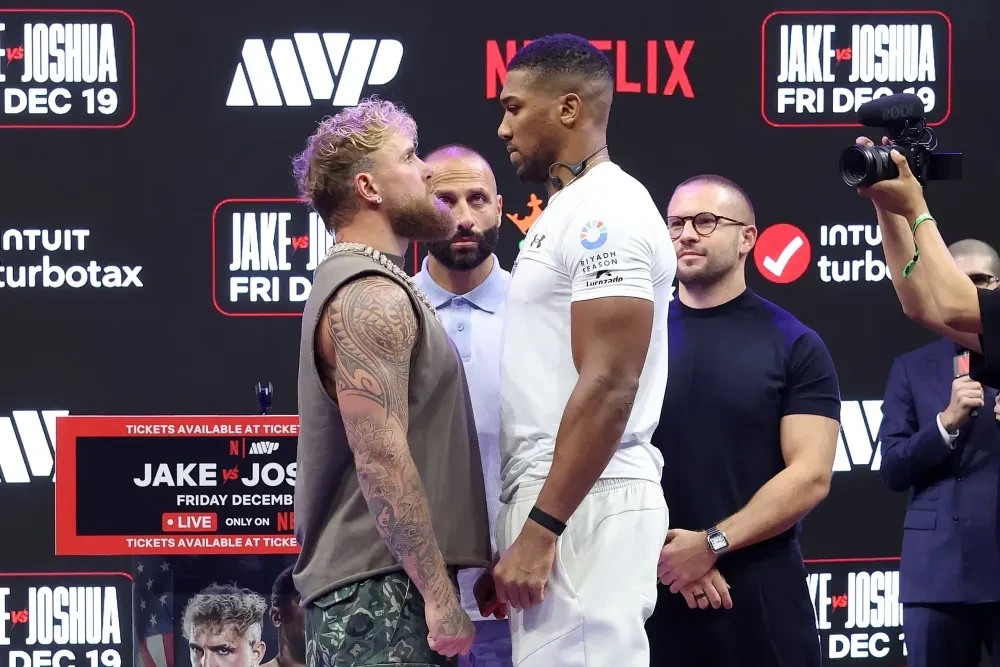 Jake Paul và Anthony Joshua trong buổi họp báo