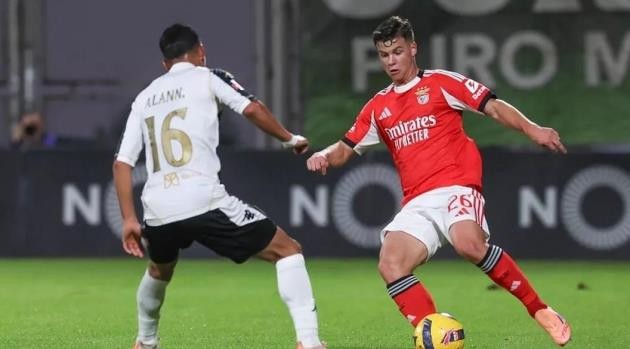 Benfica của Mourinho giành chiến thắng kịch tính.