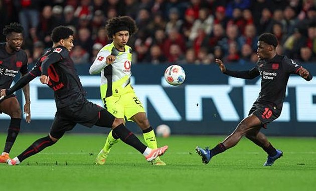 Cả hai đội chơi ăn miếng trả miếng xuyên suốt trận đấu.