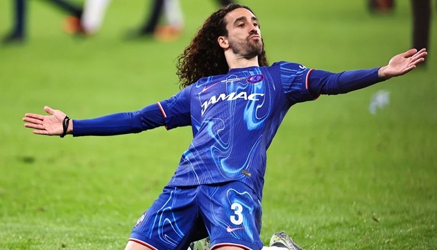 Cucurella lột xác ngoạn mục tại Chelsea.