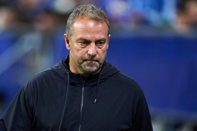 Hansi Flick lo lắng sau trận thắng Alaves.