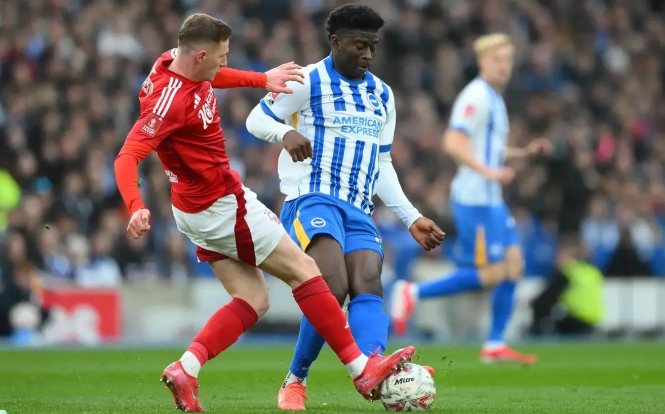 Elliot Anderson tỏ ra vượt trội hơn Carlos Baleba ở mùa giải này.