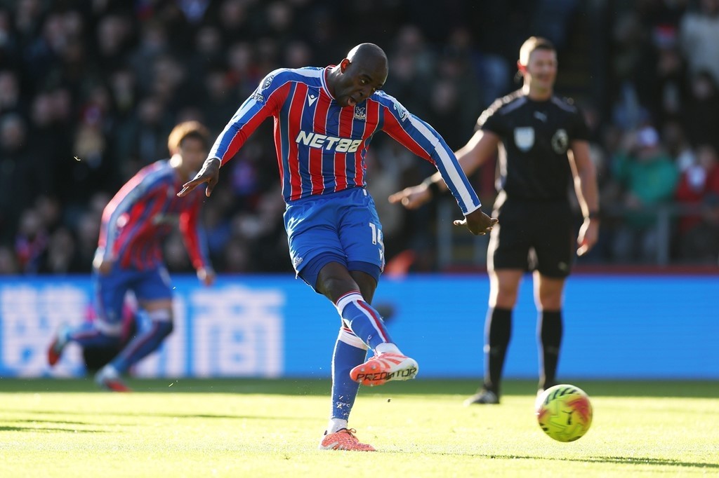 Jean-Philippe Mateta được thực hiện lại quả phạt đền.