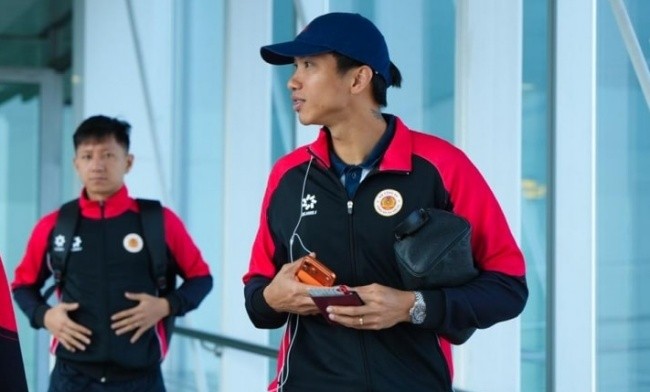 Văn Hậu cùng đồng đội sang Thái Lan.