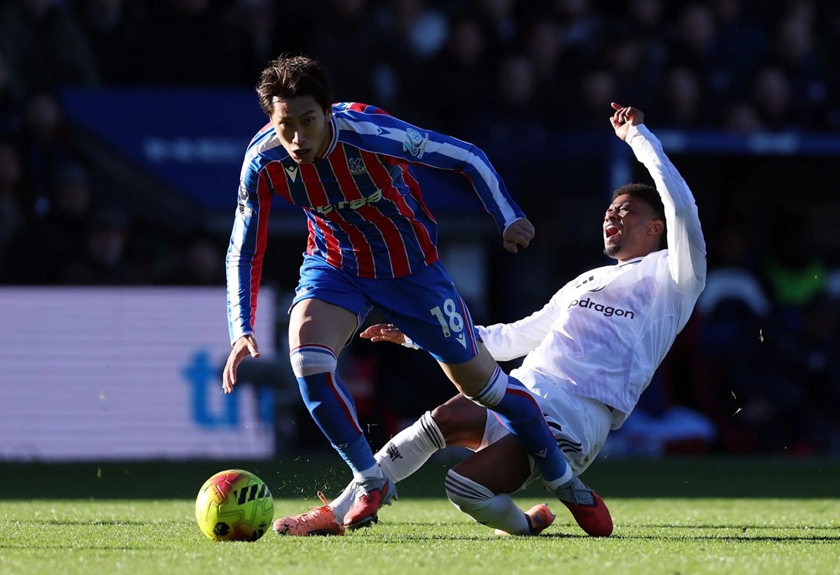 Amad Diallo bị thủ quân Bruno Fernandes sấy tóc vì mất bóng trong hiệp 1.