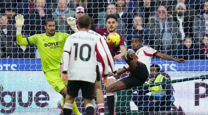 Isak đã mở tỷ số cho Liverpool.