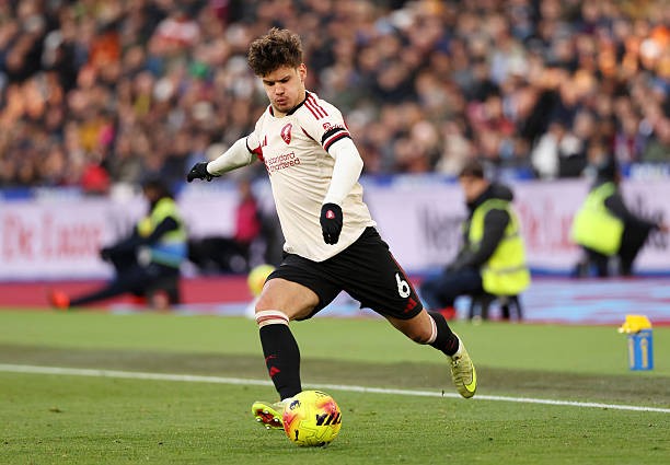 Milos Kerkez - 7.2 điểm. Tăng tốc tốt ở cánh trái, vừa hỗ trợ tấn công vừa góp phần vào khâu phòng ngự.