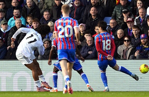 Zirkzee giải cơn khát bàn thắng từ góc hẹp.