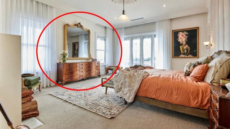 Gương chiếu thẳng vào giường ngủ được coi là đại kỵ phong thủy.