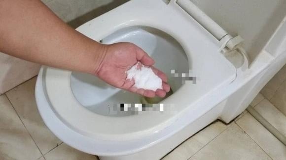 Nếu bồn cầu nhà bạn xuất hiện vết ố vàng, đừng lo lắng – một nắm muối ăn có thể giúp bạn giải quyết vấn đề một cách nhanh chóng.

