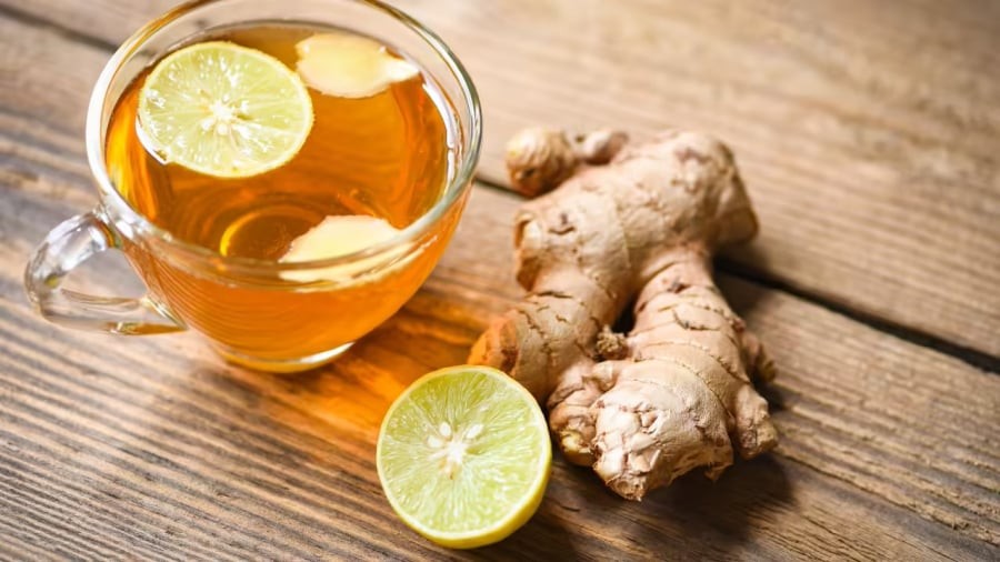 Uống nước chanh gừng vào buổi tối mang lại nhiều lợi ích cho sức khỏe, giúp cải thiện tiêu hóa.