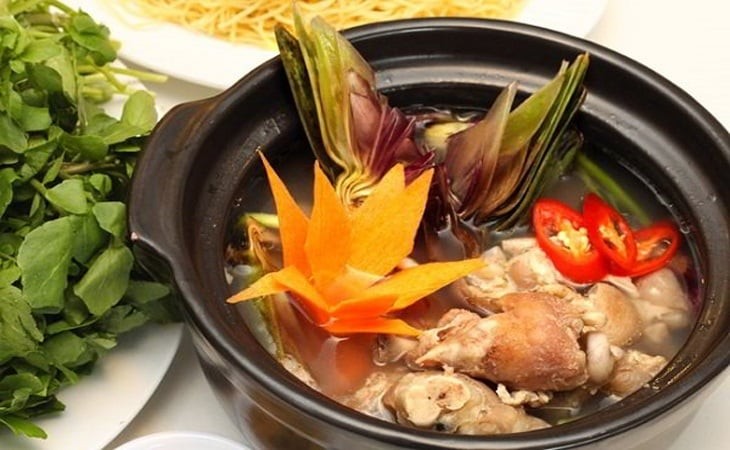 Chỉ cần hầm atiso với xương khoảng 60–90 phút là đã có ngay nồi canh ngọt thanh, mát lành, cực kỳ tốt cho gan.