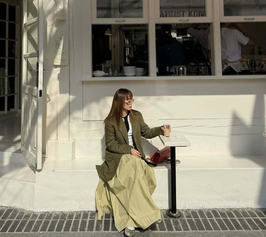 Chân váy dài chữ A luôn là lựa chọn mang lại cảm giác thanh thoát và dịu dàng