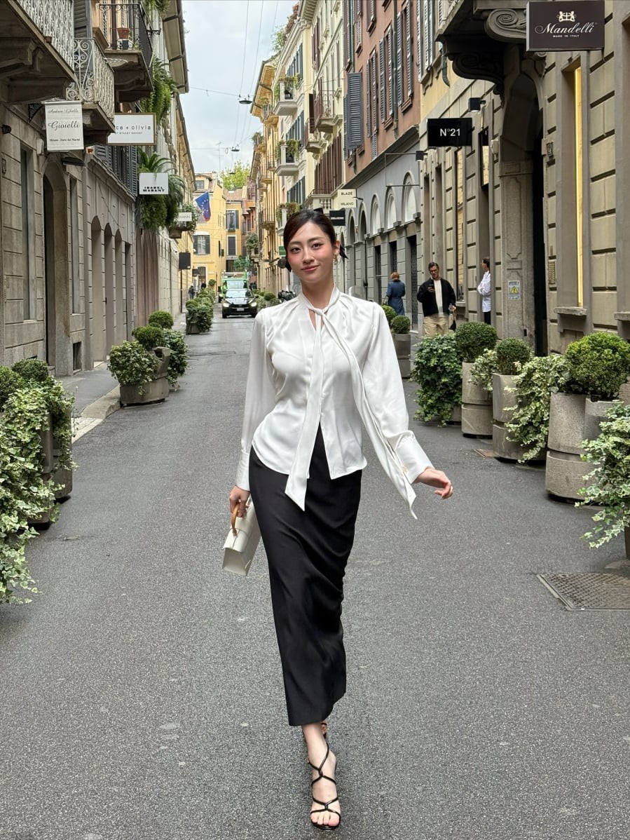 Kết cấu nhẹ nhàng của lụa giúp từng bước chân trông mềm mại hơn, đồng thời tạo hiệu ứng bắt sáng tinh tế