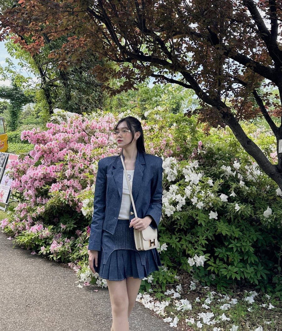 Chân váy ngắn chữ A là lựa chọn hoàn hảo cho những ai yêu thích phong cách trẻ trung và năng động.