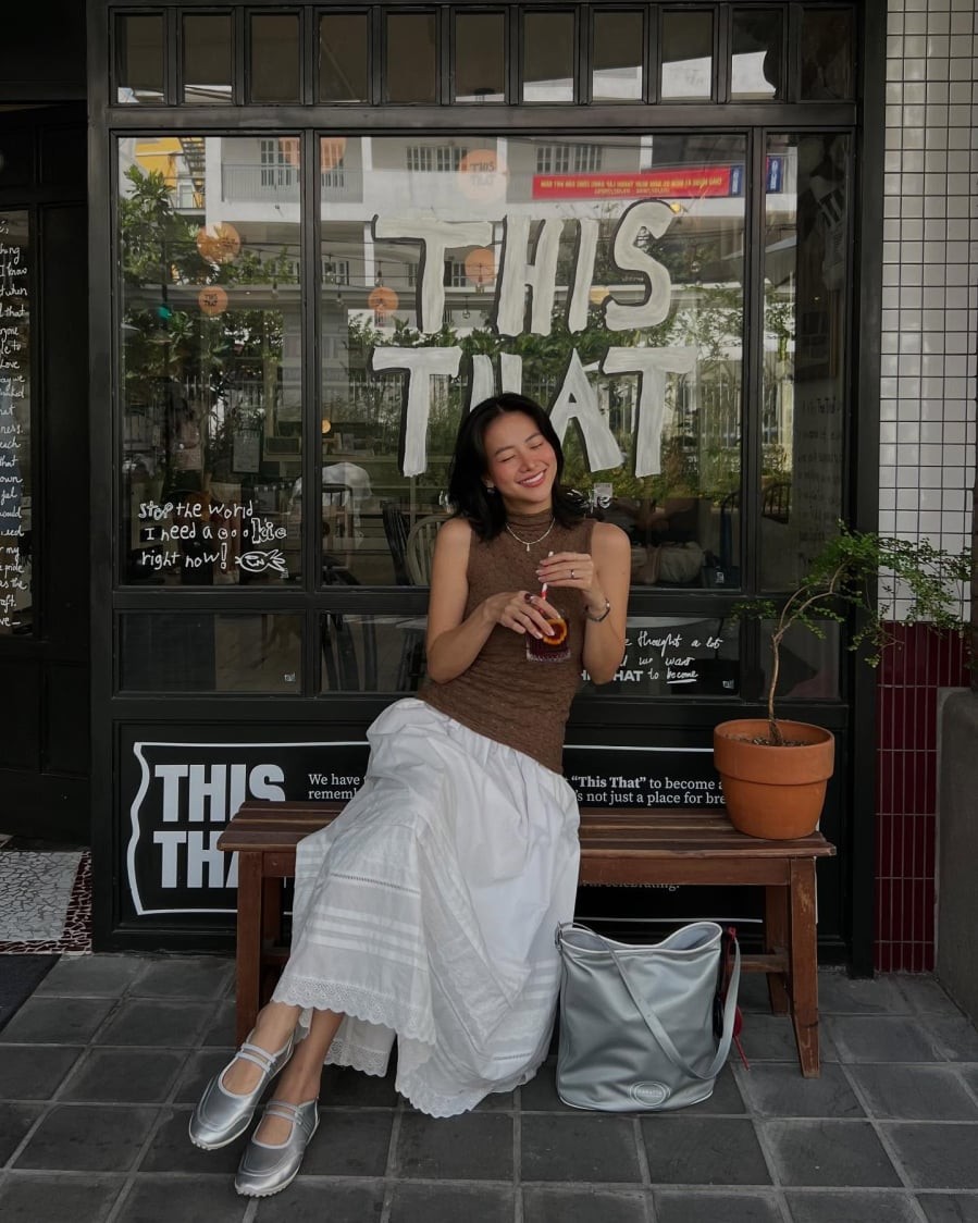 Chân váy trắng luôn tạo hiệu ứng làm sáng tổng thể trang phục, khiến người mặc trở nên nổi bật