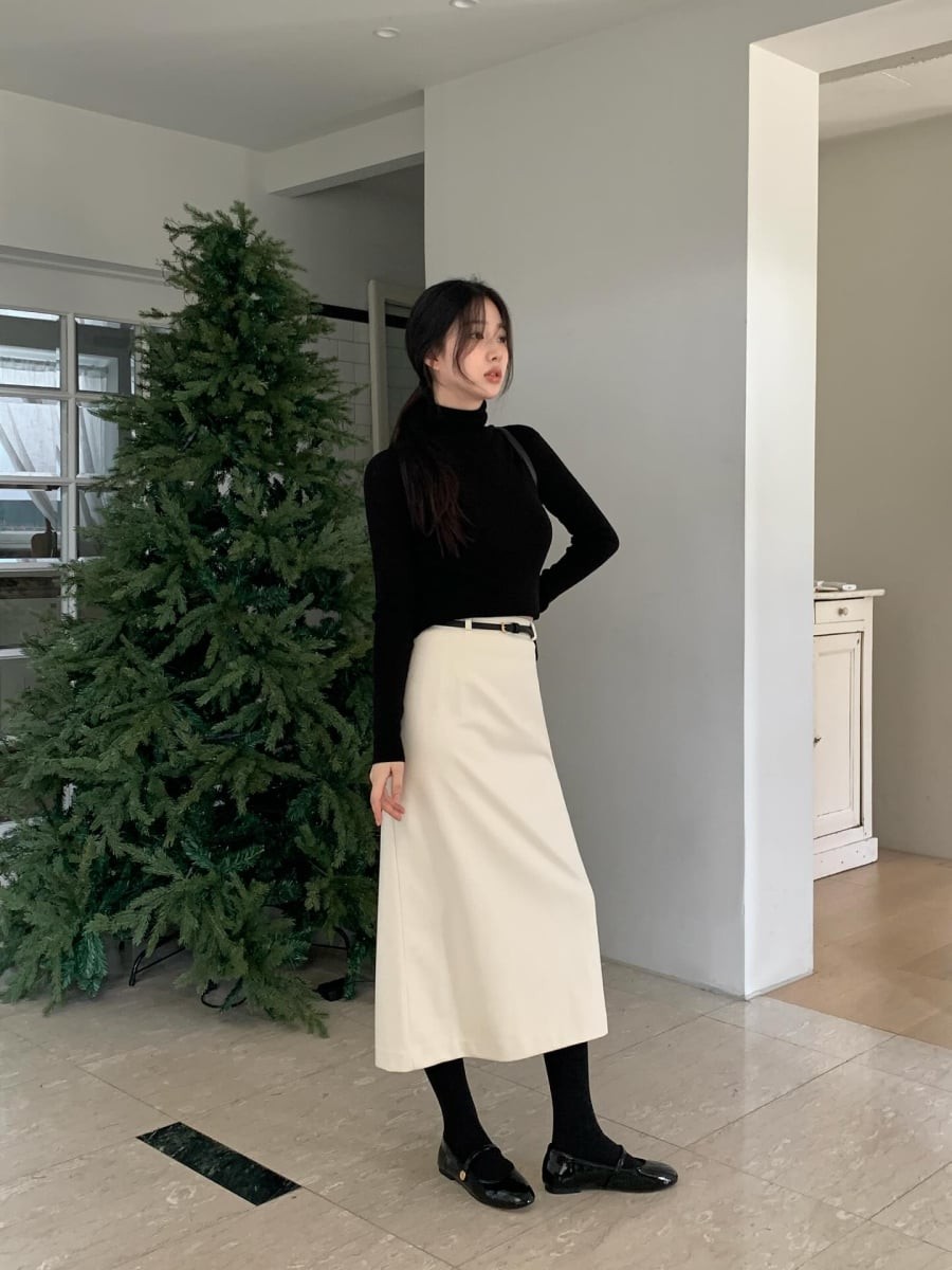 Khi kết hợp với chân váy, chúng tạo nên vẻ ngoài mềm mại, duyên dáng rất hợp không khí mùa đông