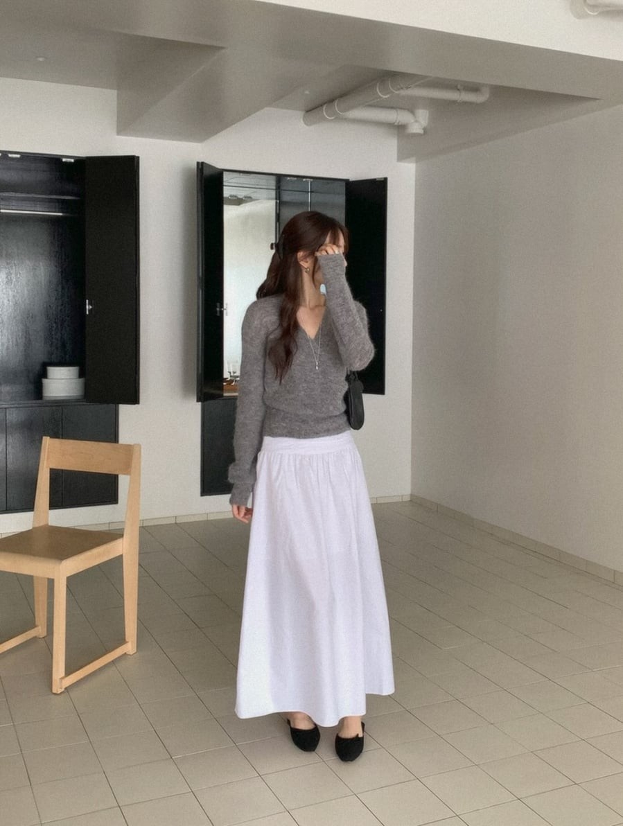 Khi kết hợp với chân váy, mule tạo nên diện mạo nhẹ nhàng, thanh thoát mà không kém phần hiện đại