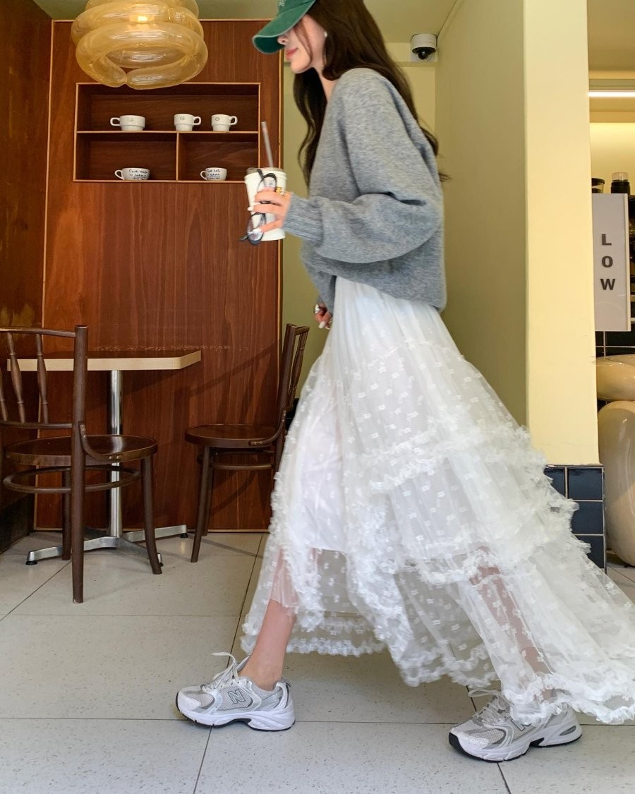 Sneaker trắng là biểu tượng của sự trẻ trung và năng động, nhưng không vì vậy mà chúng không hợp với chân váy trong mùa lạnh