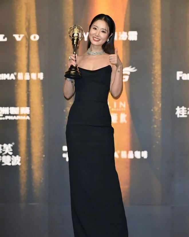 Chính sự ổn định và kỷ luật vừa phải ấy giúp cô trường giữ nét đẹp trẻ trung bất chấp thời gian.