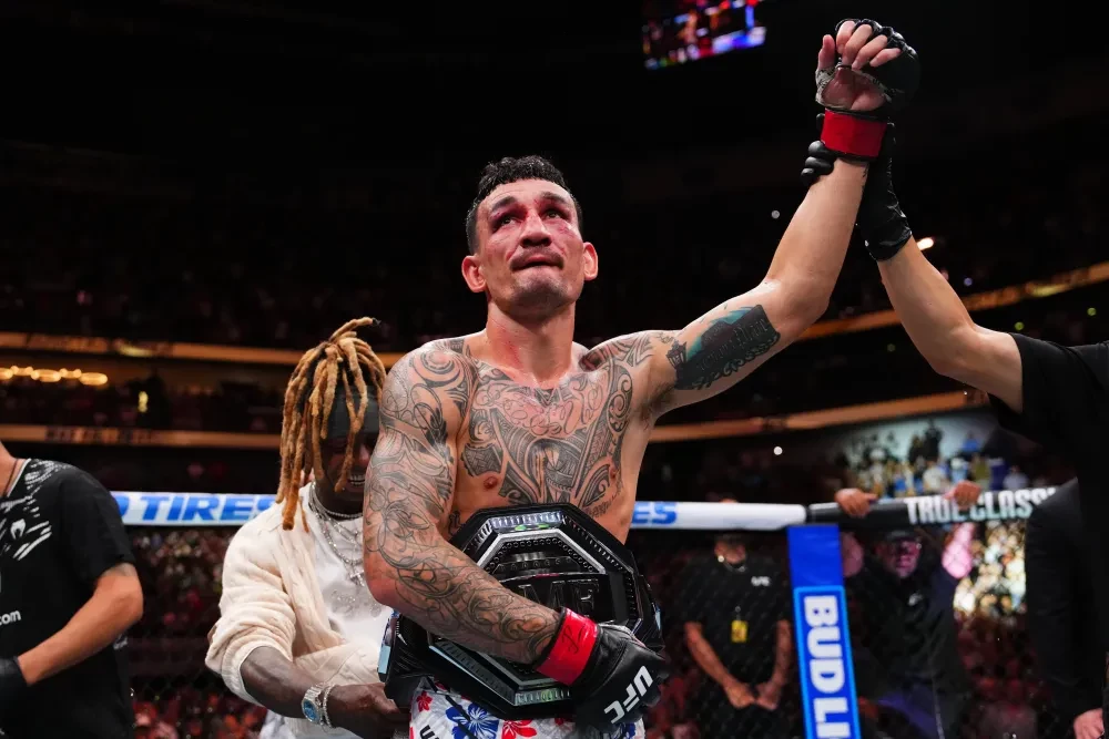Max Holloway ăn mừng chiến thắng trước Dustin Poirier tại UFC 318