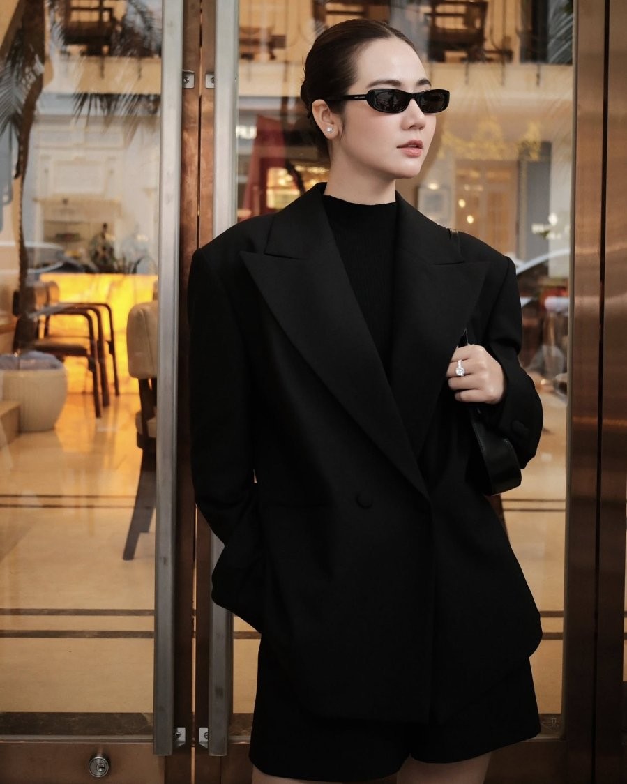 Huyền Lizzie lại gợi ý một set đồ tối giản nhưng vẫn đầy cá tính với áo blazer, áo len mỏng và quần short đồng điệu màu đen.