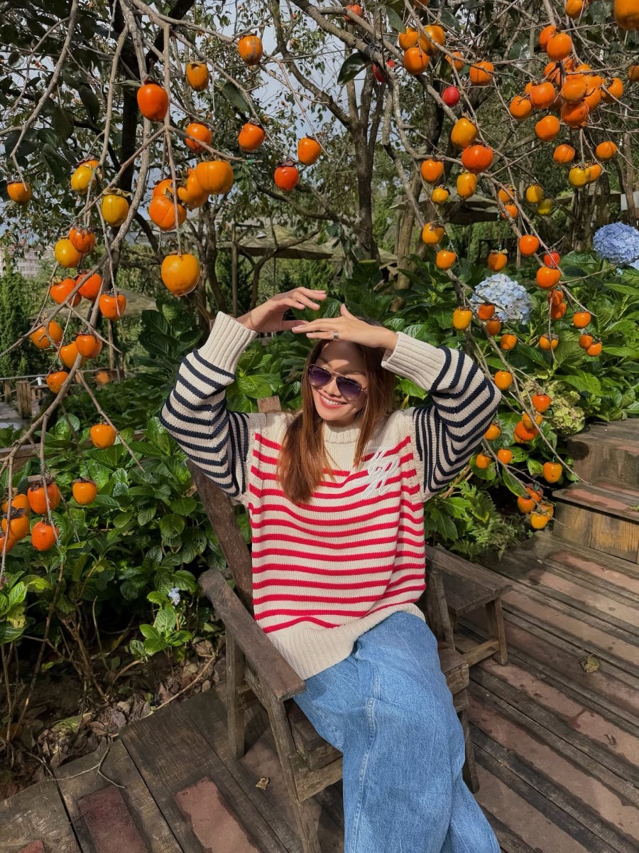 Áo len họa tiết phối cùng quần jeans ống suông là kiểu phối đồ mang tinh thần trẻ trung, dễ mặc và không kén dáng.