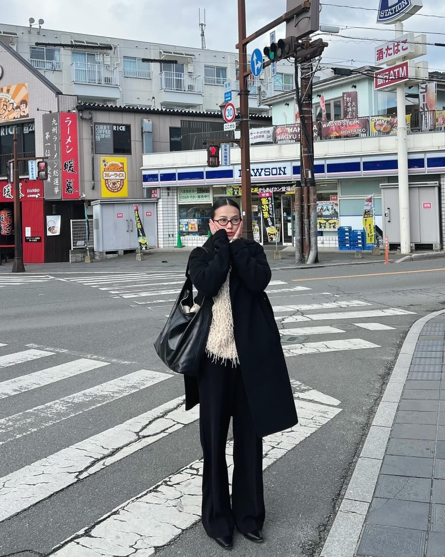 Một lựa chọn khác của Phương Khánh là sự kết hợp giữa áo khoác dài, quần âu và giày đen. 