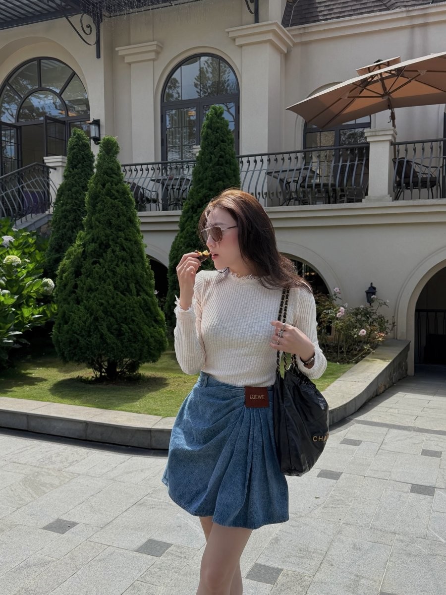 Dương Tú Anh chọn cách phối chân váy denim ngắn cùng áo len mỏng màu trắng