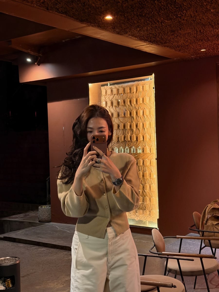 Cardigan màu be kết hợp cùng quần trắng là lựa chọn an toàn nhưng chưa bao giờ nhàm chán