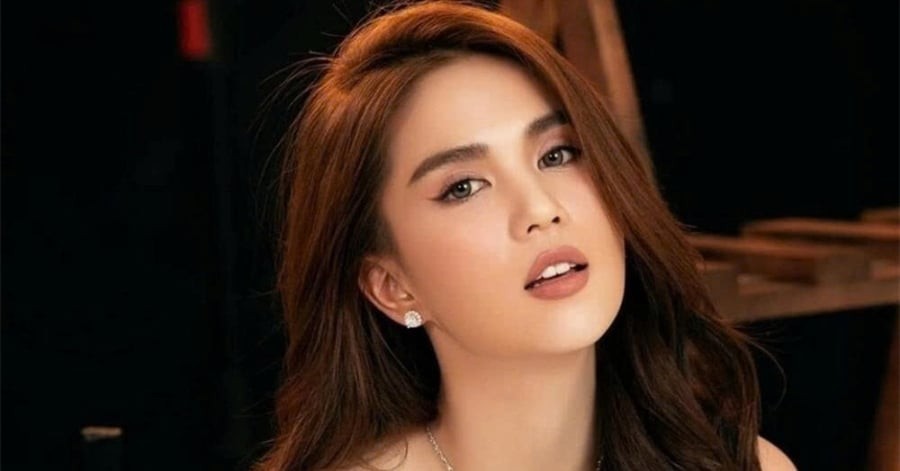 Bước trung tâm trong quy trình làm đẹp của nữ diễn viên là dưỡng sáng da body.