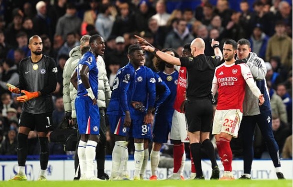 Tấm thẻ đỏ của Caicedo tưởng chừng đã khiến Chelsea gục ngã.