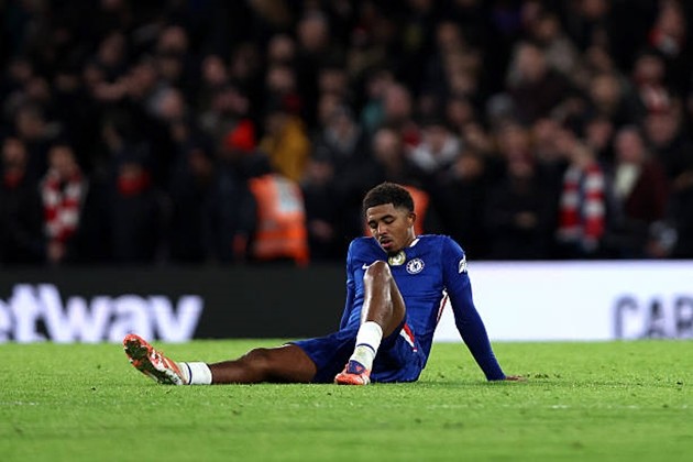 Wesley Fofana 6.9 Có lúc anh khiến Enzo Maresca bực mình khi chuyền bóng ngược về phía Sanchez mà không hề bị ai gây áp lực. Anh ấy vẫn thi đấu ổn định, và thể lực cùng khả năng ra sân của anh ấy là một điểm cộng cho The Blues lúc này. Rất nhiều pha tắc bóng và chặn bóng.