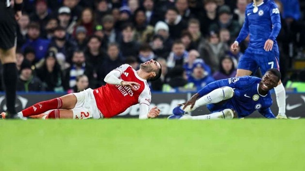 Moises Caicedo nhận thẻ đỏ sau tình huống phạm lỗi với Mikel Merino.