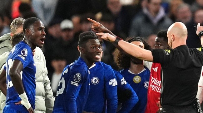 Caicedo nhận thẻ đỏ sau pha vào bóng nguy hiểm với Merino.