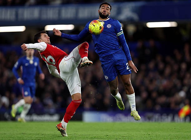 Reece James tỏa sáng nơi tuyến giữa Chelsea.