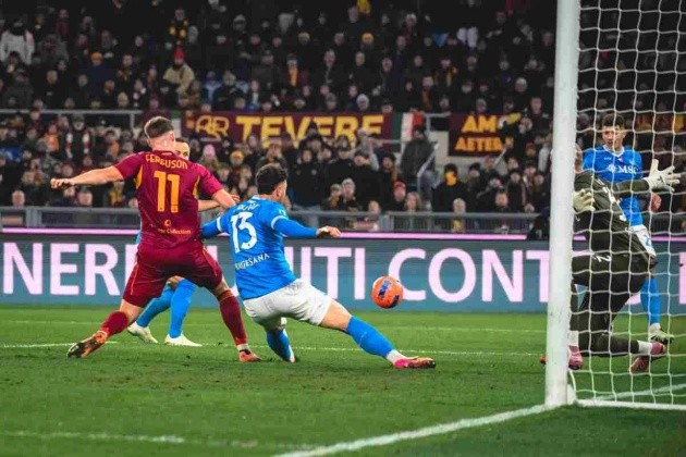 Trận Napoli thắng AS Roma xuất hiện tranh cãi.