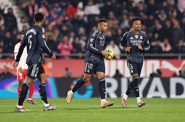 Real lại mất điểm.