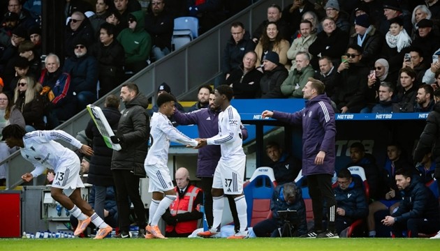 Mainoo không cảm xúc gì khi được tung vào sân.