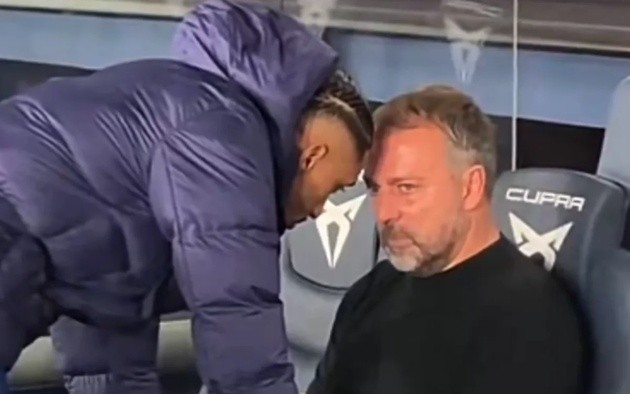 Flick lên tiếng về hình ảnh 'viral' với Raphinha