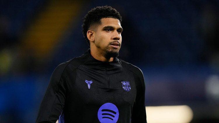  Araujo sẽ vắng mặt trước Atletico.