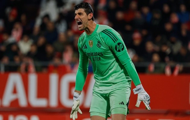 Courtois phải bù đắp cho sai lầm của các đồng đội phòng ngự